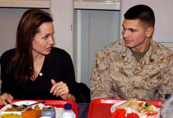 Анжелина Джоли Военным как и детям Джоли уделяет внимание. Ирак, 2007